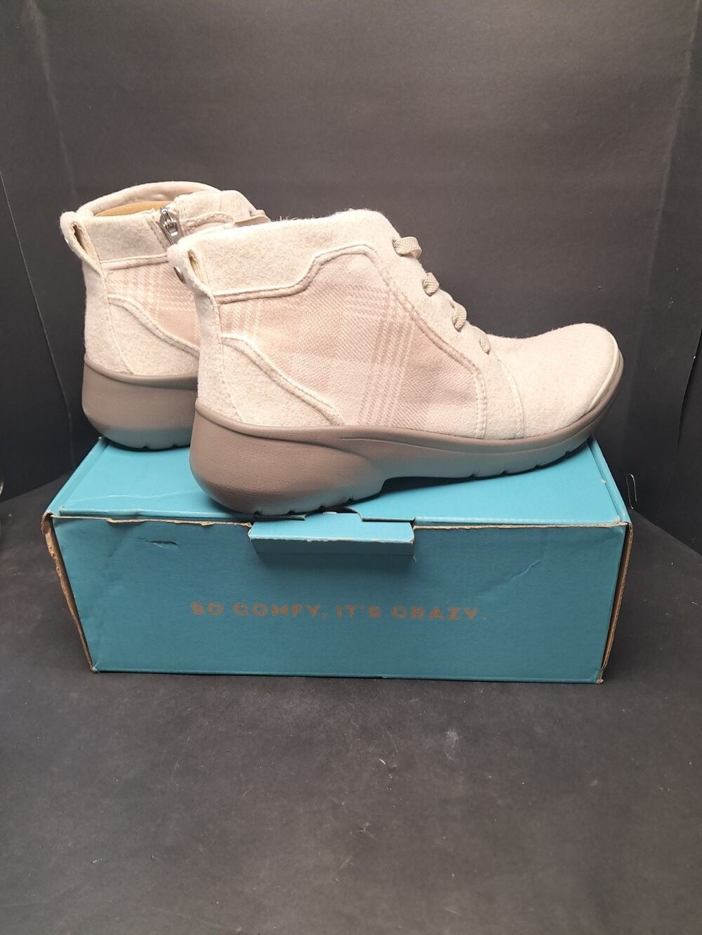 Bzees Kick Back Boots Taupe Plaid W 9.5 M Side Zip Comfort Wedge Ankle Booties